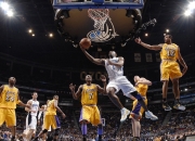 英雄联盟总决赛-一刀只劈一秒，NBA总决赛之夜库里关键回合的史诗弧度