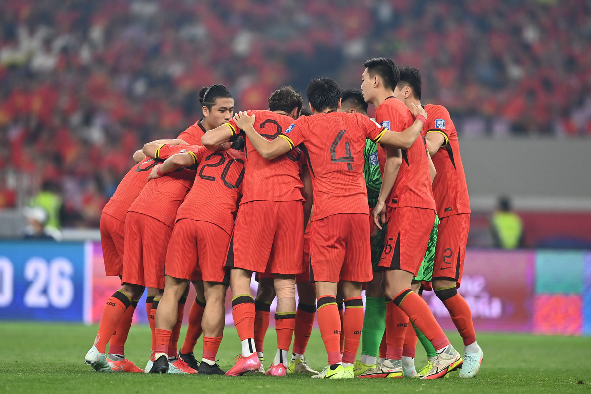 国内外球队互相较量,赛事紧张激烈 国内外球队互相较量,赛事紧张激烈