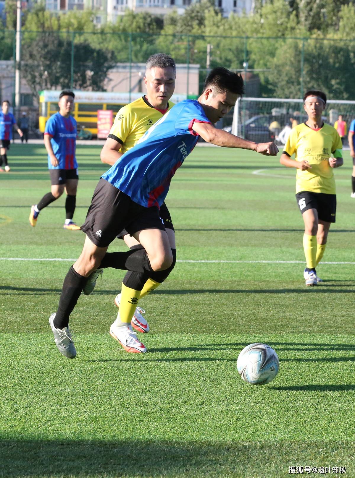 精彩足球对决酣畅淋漓赢得掌声 精彩足球对决酣畅淋漓赢得掌声