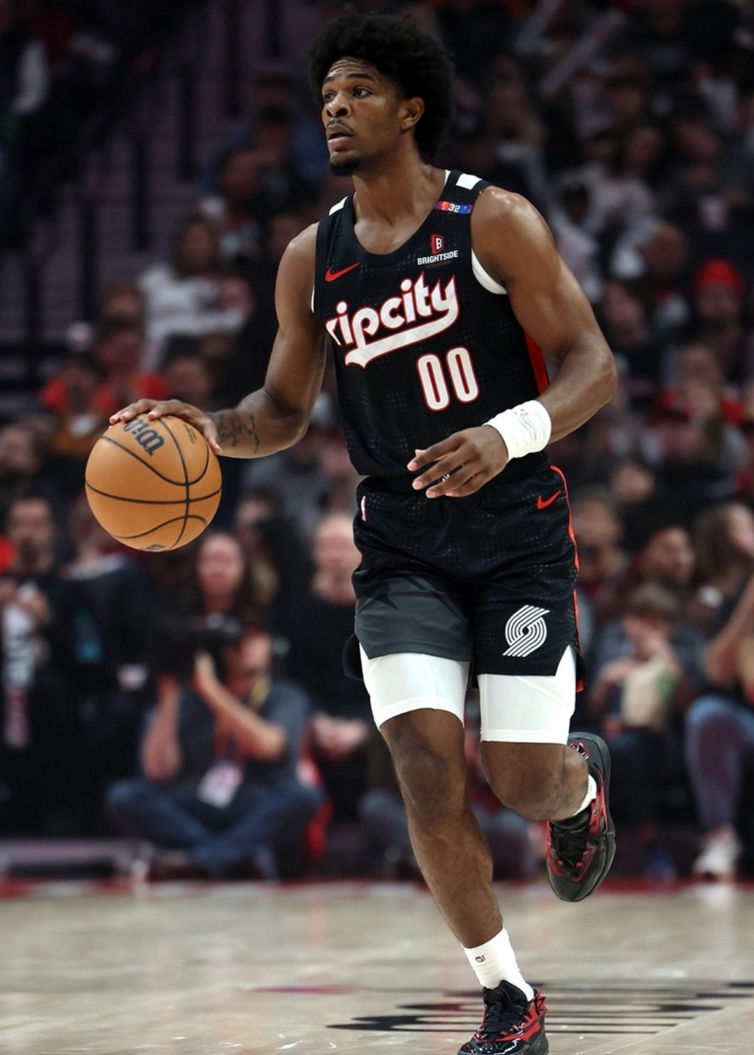 老鹰小将特雷-杨在比赛中暴砍+ 老鹰小将特雷-杨在比赛中暴砍+